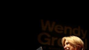 Wendy Greuel  (i) junto a su esposo Dean Schramm y su hijo Thomas, espera los resultados electorales.