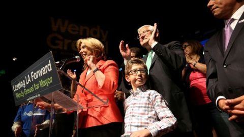 Wendy Greuel  (i) junto a su esposo Dean Schramm y su hijo Thomas, espera los resultados electorales.