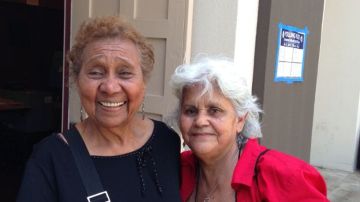 Olga Linares (der.) y Teresa Chanci de Ortiz votaron juntas en Van Nuys.