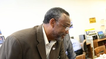 El Senador Curren Price (izq.), candidato a concejal de Los Ángeles   por el Distrito 9, tuvo entre su grupo de voluntarios de campaña a  Sonia Saenz y a su hijo, Moisés Bautista.