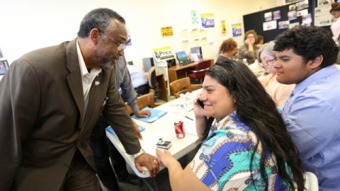 El Senador Curren Price (izq.), candidato a concejal de Los Ángeles   por el Distrito 9, tuvo entre su grupo de voluntarios de campaña a  Sonia Saenz y a su hijo, Moisés Bautista.