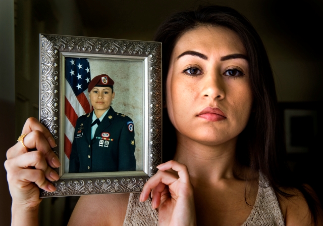 Lucero González muestra una foto de su hermana,  Maribel Ramos, que entonces estaba extraviada.