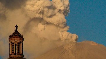 El volcán Popocatépetl está ubicado en Puebla, a 70 kilómetros al sureste de la capital mexicana.
