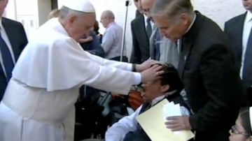 Fotografía sacada de un video de la cadena APTN, que muestra el momento en que el Papa coloca sus manos sobre la cabeza de un niño enfermo, y que algunos indican era parte de un exorcismo.