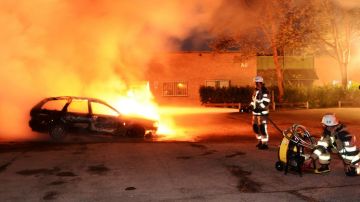 La Policía indicó que unos 30 vehículos fueron incendiados en seis suburbios.