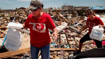 Al día de hoy, decenas de personas ayudaban en las labores de búsqueda entre los escombros dejados por el tornado.