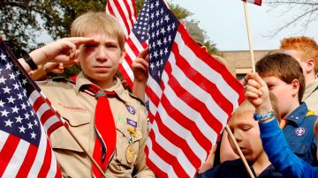 Los Boy Scouts han propuesto que se permita ser miembros a los exploradores abiertmente gays, pero no a los adultos.