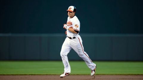 Davis se fue de 4-4, aquí recorre las bases tras conectar un cuadrangular.