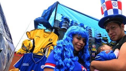 Aficionados de Cruz Azul llegaron con muchas horas de anticipación al estadio
