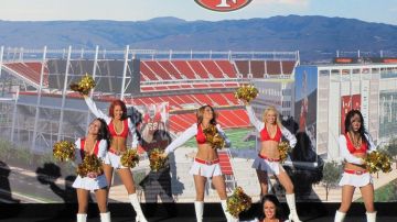 Porristas de los 49ers amenizan la presentación de lo que será el nuevo estadio, en construcción al sur de la Bahía de San Francisco.