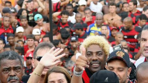 Miles se volcaron a ver a 'Dinho' (abajo, der.) en Tijuana.