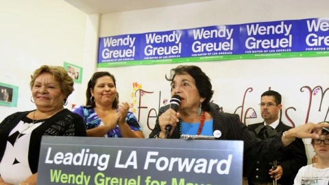 Wendy Greuel rodeada de líderes latinos en un evento en Boyle Heights durante su campaña por la Alcaldía de Los Ángeles.