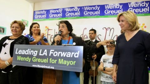 Wendy Greuel rodeada de líderes latinos en un evento en Boyle Heights durante su campaña por la Alcaldía de Los Ángeles.