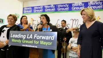 Wendy Greuel rodeada de líderes latinos en un evento en Boyle Heights durante su campaña por la Alcaldía de Los Ángeles.