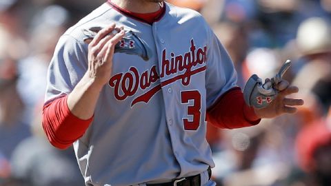 Bryce Harper bateó jonrón contra los Gigantes.