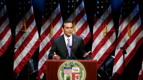 El presupuesto del alcalde Antonio Villaraigosa deja la incertidumbre de eliminar un aumento salarial de 5.5% a empleados civiles.