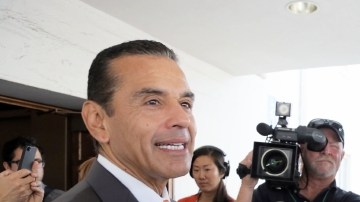 El alcalde de Los Ángeles Antonio Villaraigosa vota en las elecciones municipales realizadas ayer.