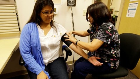La combinación de recortes a servicios de salud y a la ayuda legal gratuita puede ser letal para muchos comunidades, aseguran. (Foto archivo)