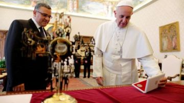 El papa Francisco observa el relicario del arzobispo asesinado Óscar Romero que Mauricio Funes le ha regalado.