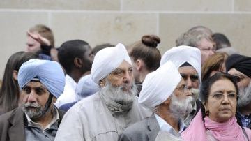 Una mujer lleva flores al lugar donde se produjo el asesinato de un soldado en el barrio de Woolwich, en Londres.