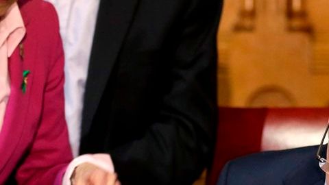 El gobernador de Connecticut, Dannel P. Malloy, cuando firmó la ley de control de armas en ese estado el pasado 4 de abril.