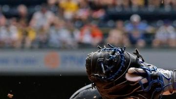 McCutchen anota ante el esfuerzo de bloqueo de Castillo por evitarlo.