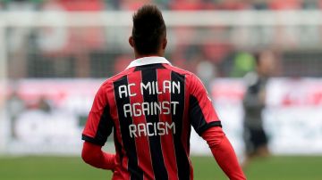 En la foto, el gahanés del Milan, Kevin Prince Boateng, lue una playera rossonera antiracismo.