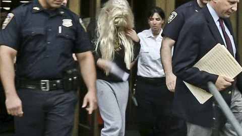 Amanda Bynes uso una espantosa peluca rubia para proteger su identidad en el tribunal de Manhattan.