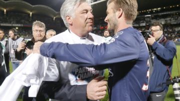Carlo Ancelotti (izq.) se despide de David Beckham tras  la celebración del campeonato logrado en Francia con el París Saint Germain.