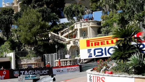 El alemán Nico Rosberg toma una curva en el circuito callejero de Mónaco para el GP de la F1 que se correrá este fin de semana.