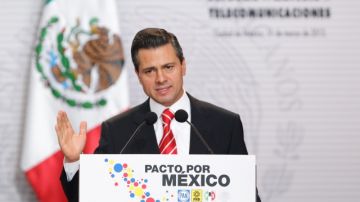 El presidente de México, Enrique Peña Nieto, durante la firma del  Pacto por México.