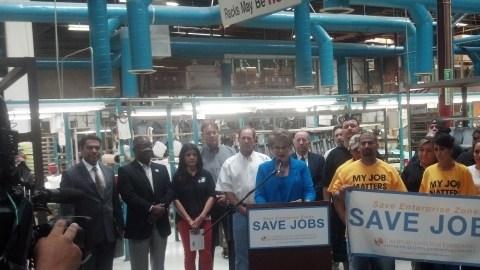Miembros de la coalición que defiende  zonas de estímulo económico en California ofrecen una rueda de prensa en Stockton.