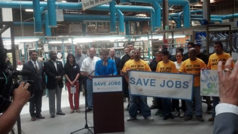 Miembros de la coalición que defiende  zonas de estímulo económico en California ofrecen una rueda de prensa en Stockton.