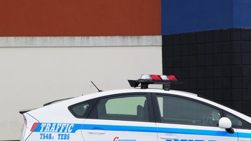 De tener información que conduzca al arresto de los  sospechosos, puede comunicarse con Crime Stoppers al 1-800-577-TIPS (8477).