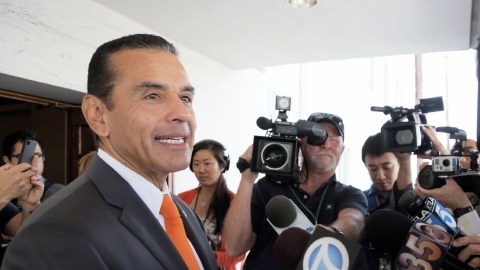 El alcalde de Los Ángeles Antonio Villaraigosa durante el día de elecciones municipales.