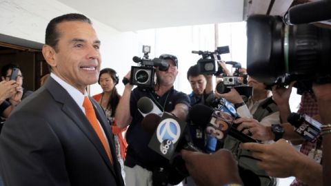 El alcalde de Los Ángeles Antonio Villaraigosa durante el día de elecciones municipales.
