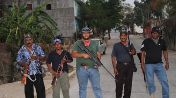 Policías comunitarios realizan rondas de vigilancia en Cruz Grande, Guerrero.