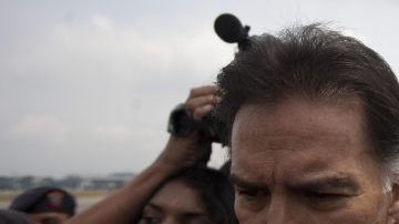 El expresidente de Guatemala Alfonso Portillo es escoltado por autoridades guatemaltecas hoy.