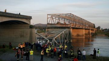 Una parte del puente de la carretera interestatal 5  se derrumbó en el río Skagit, causando la caida de vehículos y personas en el agua en Mount Vernon, Washignton.