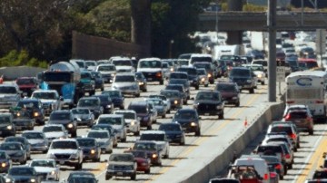 Las autoridades recomiendan que los viajeros se armen de paciencia y tomen precauciones para evitar accidentes.