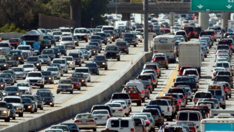 Las autoridades recomiendan que los viajeros se armen de paciencia y tomen precauciones para evitar accidentes.