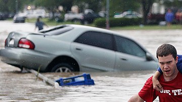 San Antonio y Austin permanecieron la mayor parte de este sábado bajo advertencias de inundaciones.