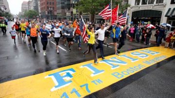 Los corredores que no pudieron terminar el maratón de Boston el 15 de abril a causa de los atentados, cruzan la línea de meta en la calle Boylston en un evento que les permitió terminar el último tramo de la carrera.