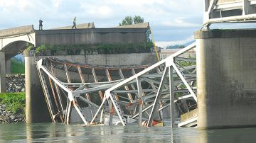 Autoridades buscan cómo comunicar nuevamente el puente colapsado en carretera interestatal aunque estiman la solución no estará lista antes del Día de los Caídos en las Guerras.