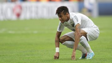 Neymar llora en su partido de despedida con Santos de Brasil.
