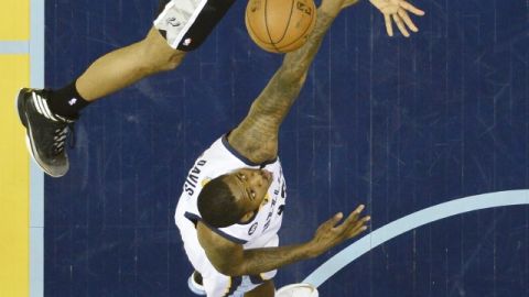 Ed Davis intenta bloquear un disparo de Tim Duncan en el primer cuarto del juego 3 de de la final de la Conferencia Oeste.