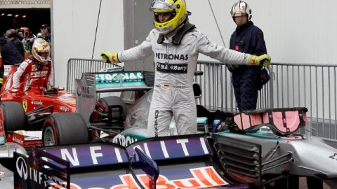 Nico Rosberg celebra luego de agenciarse la pole position en las prácticas  para Mónaco.
