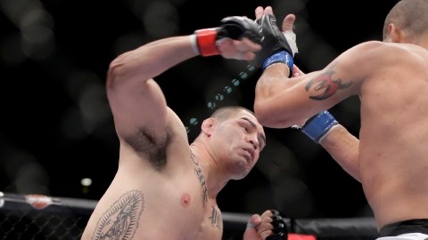 Caín Velásquez lanza un golpe a Antonio Silva en el primer round de la pelea de la UFC 160 de artes marciales, celebrada en Las Vegas.