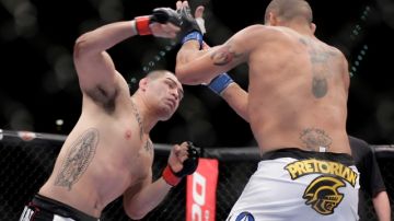 Caín Velásquez lanza un golpe a Antonio Silva en el primer round de la pelea de la UFC 160 de artes marciales, celebrada en Las Vegas.