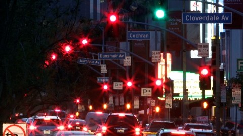 Las luces de tráfico sincronizadas en  Wilshire Boulevard, guían a miles de autos cada día.